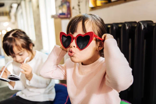 Parlak kırmızı güneş gözlüğü takıyor şirin esmer kız