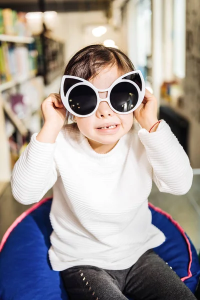 Vicces lány genetikai rendellenesség vicces fehér napszemüveget visel — Stock Fotó