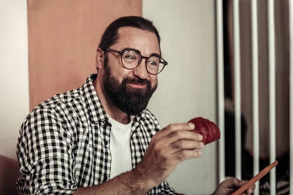 Alegre homem faminto olhando para a pastelaria — Fotografia de Stock