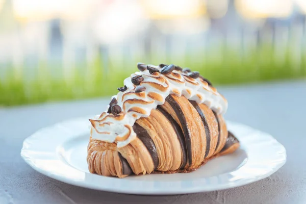 Egy finom édes croissant-t közelről — Stock Fotó