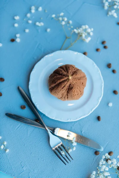 Top view of a chocolate cake being served — Stock Photo, Image