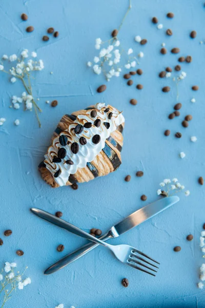 Schöne leckere Croissant bereit zum Essen — Stockfoto