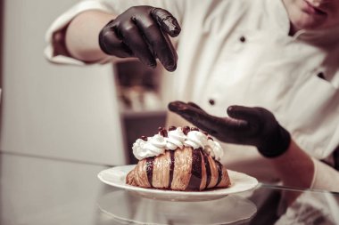 Güzel bir taze kruvasan seçici odak