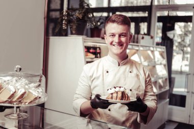 Onun yemek sunan eğlenceli güzel erkek pudra