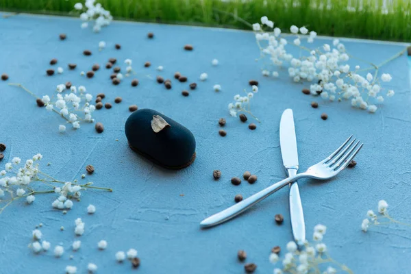 Nahaufnahme von leckeren blauen Kuchen serviert — Stockfoto