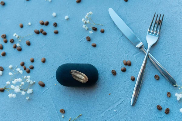 Top view of a fork and knife lying near the cake — Stock Photo, Image