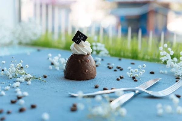 Красивые шоколадные конфеты лежат на столе — стоковое фото