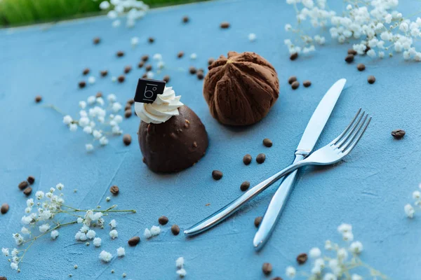 Gyönyörű csokoládés süteményt is szolgált a kék tábla — Stock Fotó