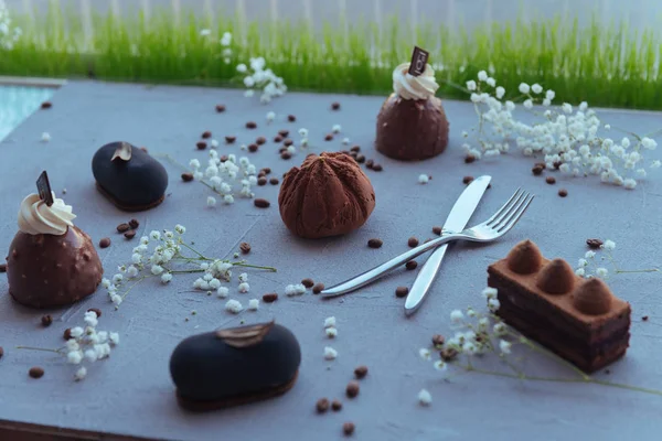 Közelkép a csokoládés sütemények széles választékát — Stock Fotó