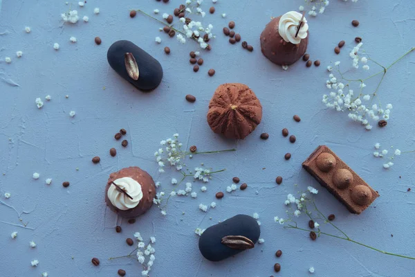 Felülnézet sok finom csokoládés sütemények — Stock Fotó