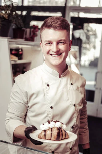 Glücklicher netter Mann mit Teller und Croissant — Stockfoto