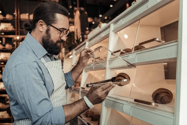 Güzel profesyonel baker kruvasan arıyorsunuz — Stok fotoğraf