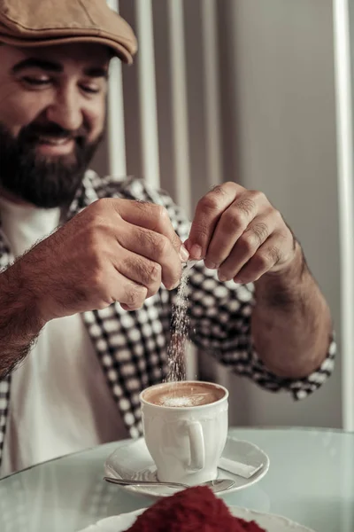 Bir fincan kapuçino için yaşlı şeker — Stok fotoğraf