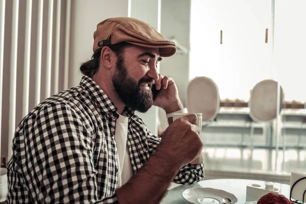 Telefon görüşmesi memnun sakallı adam — Stok fotoğraf