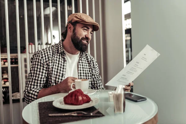 Vrolijke bebaarde man genieten van zijn smakelijk ontbijt — Stockfoto