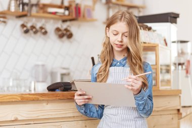 Dikkatli kız bütün gün aile Cafe