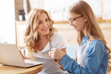 Neşeli anne ve aile kafeteryada çalışan kızı