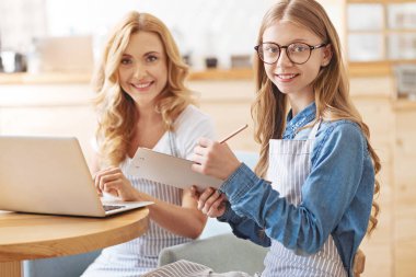 Uyumlu aile kafede birlikte çalışma