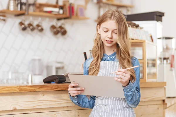 Fille consciente passer la journée dans un café familial — Photo