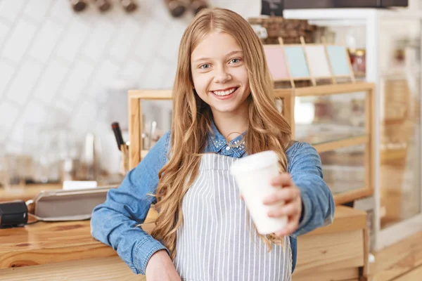 Ακτινοβολούν νεαρή κοπέλα παράδοση φλιτζάνι take away καφέ — Φωτογραφία Αρχείου