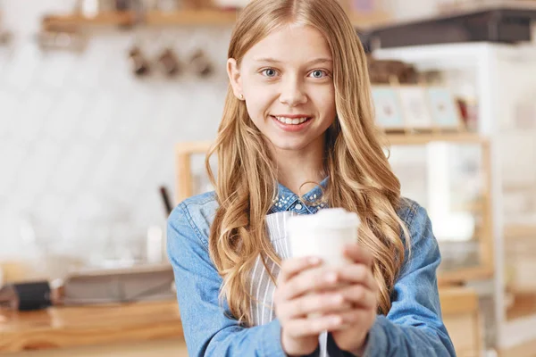 Dikkatli sarışın kız tedavi Konuk aromatik kahve için — Stok fotoğraf