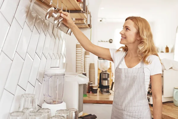 Szép nő, intézi a cups helyi kávézóban — Stock Fotó