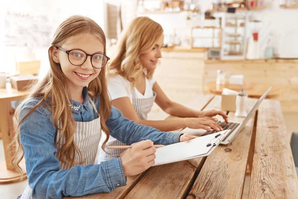 Slim indachtig meisje helpt haar moeder in familie café — Stockfoto