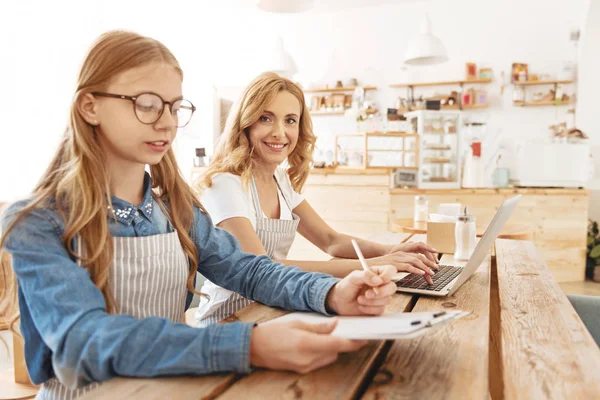 Madre e hija pasando tiempo juntas en la cafetería familiar — Foto de Stock