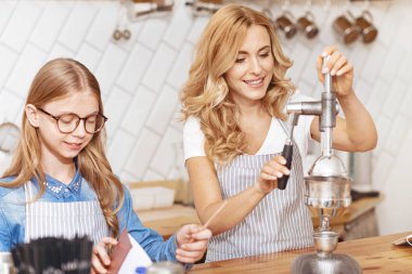 Neşeli anne ve aile kafeteryada çalışan kızı