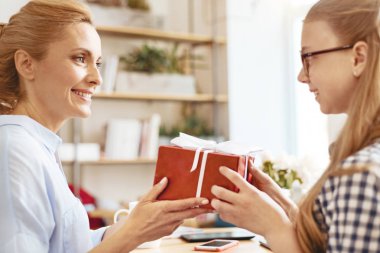 Kızı tebrik dikkatli Olgun Bayan