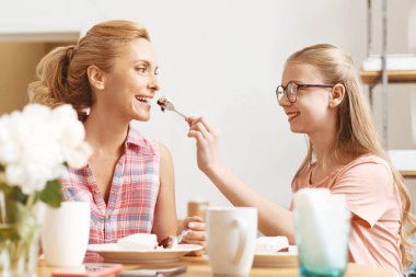 Sevgi dolu kızı tedavi anneme çikolata kek