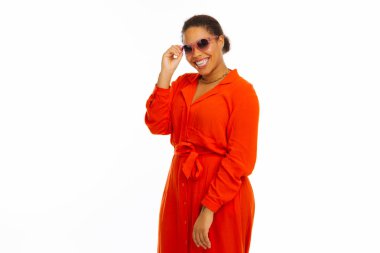 Neşeli güzel genç kadın şık güneş gözlüğü takıyor