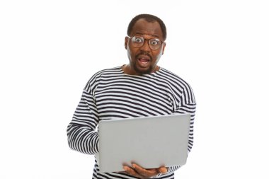 Şok yetişkin afro Amerikalı adam sana bakmak