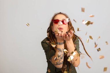 Kırmızı şık güneş gözlüğü takıyor memnun güzel kadın