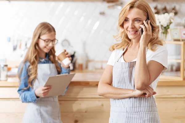 Dame mature détendue parler avec le client au téléphone — Photo