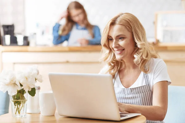 Uiterst gelukkige vrouw die werkt in café — Stockfoto