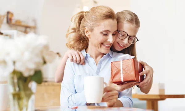 Liefdevolle dochter geven haar moeder aanwezig — Stockfoto