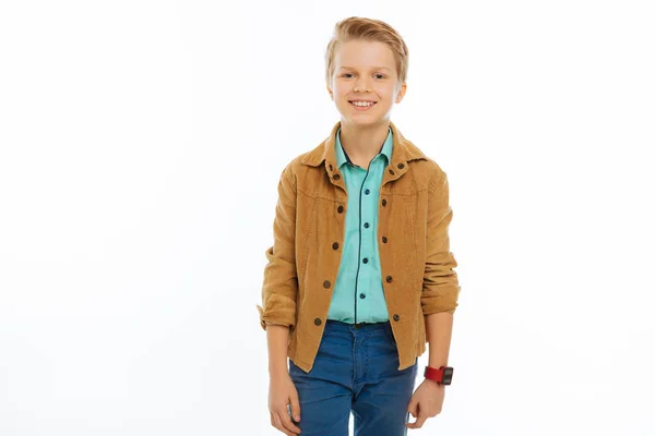 Lindo niño alegre agradable sonriendo a usted — Foto de Stock