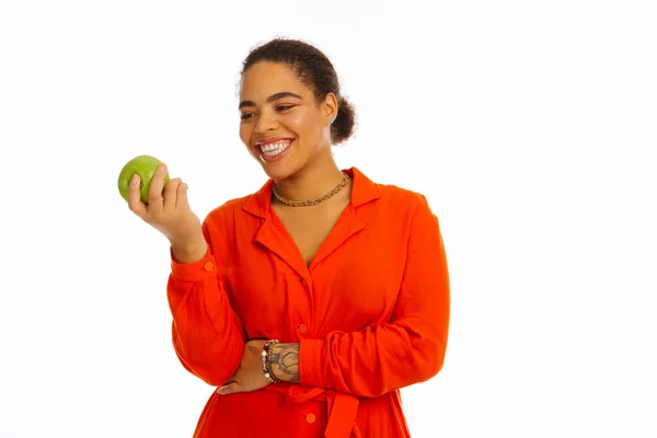 Mujer positiva feliz mirando la manzana — Foto de Stock