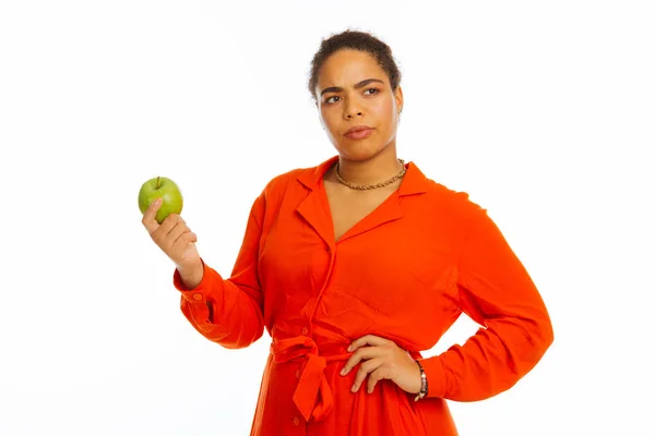 Mujer afro-americana seria comiendo frutas frescas — Foto de Stock