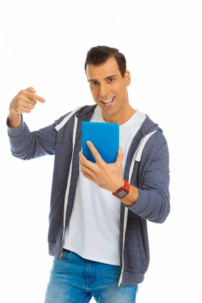 Encantado homem positivo apontando para o tablet — Fotografia de Stock