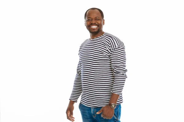 Homem afro-americano alegre sorrindo para você — Fotografia de Stock