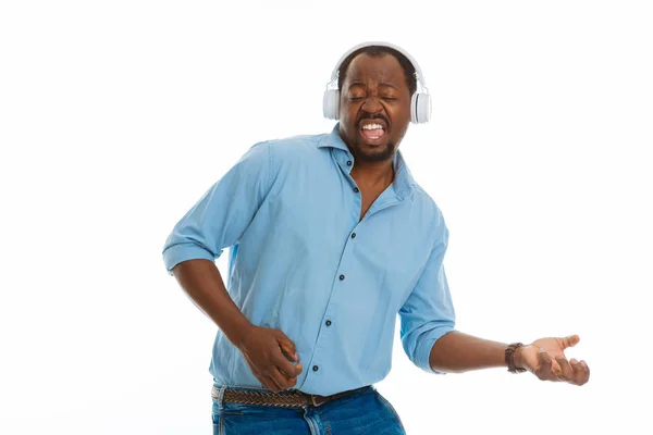 Bom afro-americano segurando uma guitarra invisível — Fotografia de Stock