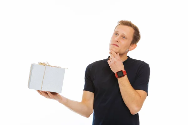 Simpatico uomo premuroso che tiene in mano una scatola regalo — Foto Stock