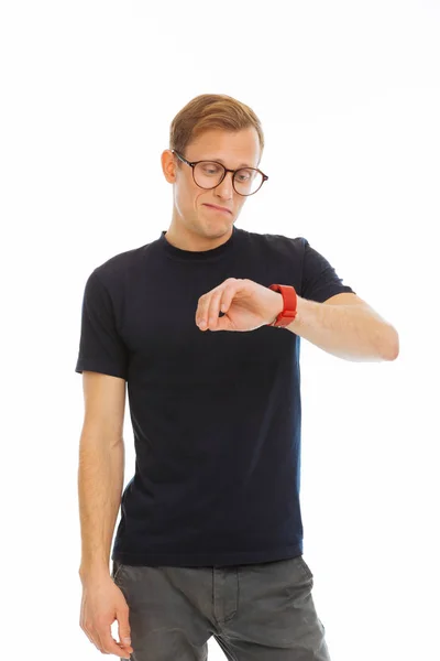 Alegre hombre inteligente mirando su smartwatch —  Fotos de Stock