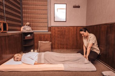 Güzel genç kadın masaj için hazır olmak