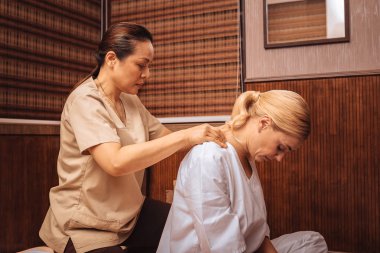 Başını öne eğerek güzel güzel kadın