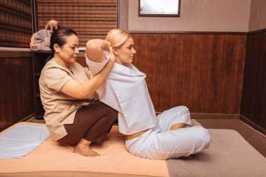 Ellerini başının arkasına tutan güzel hoş kadın