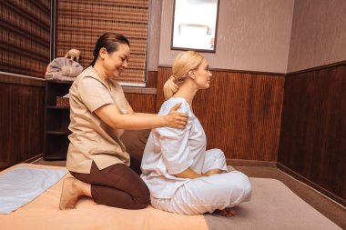 Onun müşterileri omuz holding neşeli profesyonel masöz