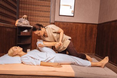 İstemciler bacağını tutarak güzel Taylandlı kadın